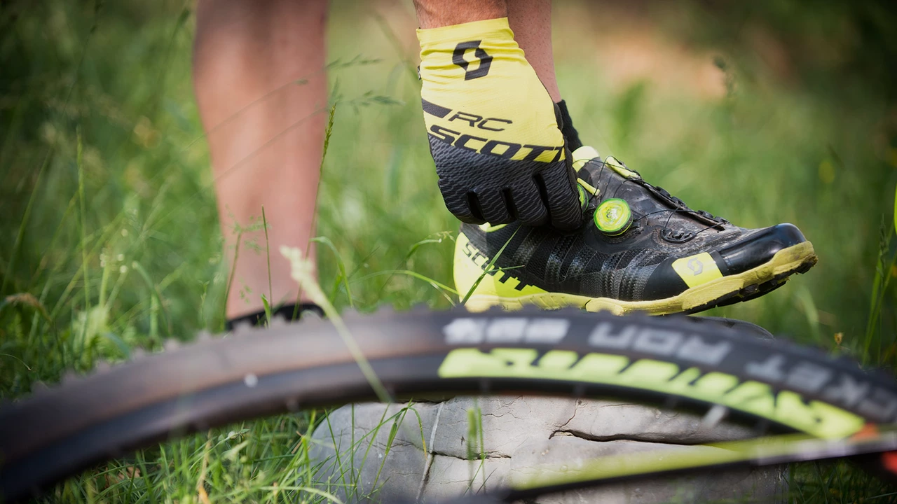 What is the importance of cycling shoe stiffness?